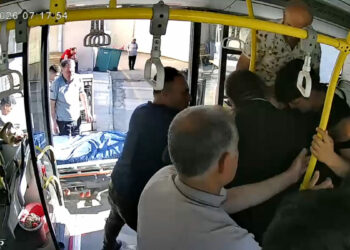 Otobüs şoförü, rahatsızlanan yolcusunu hastaneye yetiştirdi; o anlar kamerada