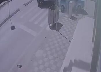 Karşı şeride geçen otomobilin ciple çarpıştığı kaza kamerada: 3 yaralı