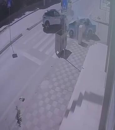 Karşı şeride geçen otomobilin ciple çarpıştığı kaza kamerada: 3 yaralı