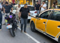 Açılan taksi kapısına çarparak devrilen motosikletin sürücüsü yaralandı