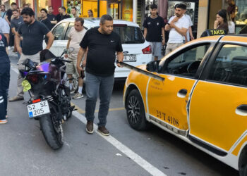 Açılan taksi kapısına çarparak devrilen motosikletin sürücüsü yaralandı