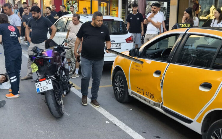Açılan taksi kapısına çarparak devrilen motosikletin sürücüsü yaralandı