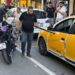 Açılan taksi kapısına çarparak devrilen motosikletin sürücüsü yaralandı