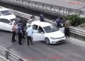 Cezaevi önünde 2 kişiyi yaralayıp, otomobil gasbeden şüphelilerin yakalanma anı kamerada