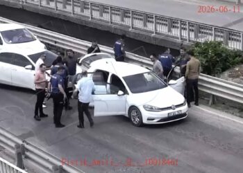 Cezaevi önünde 2 kişiyi yaralayıp, otomobil gasbeden şüphelilerin yakalanma anı kamerada