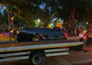 Bakırköy'de kırmızı ışıkta duran araca çarpan otomobil devrildi: 2 yaralı