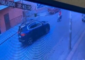 Otomobil ile motosikletin çarpıştığı kaza kamerada: 1 yaralı