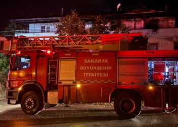 Sakarya’da iki katlı evde yangın