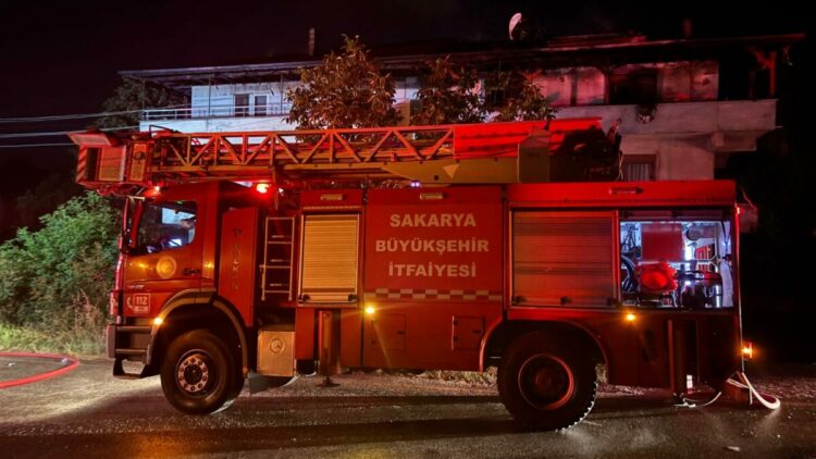 Sakarya’da iki katlı evde yangın