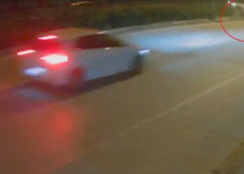 Bursa'da takla atan otomobil sürücüsü için esnaf seferber oldu; kaza anı kamerada