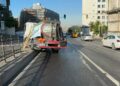 Beyoğlu'nda belediye aracı refüje çarptı