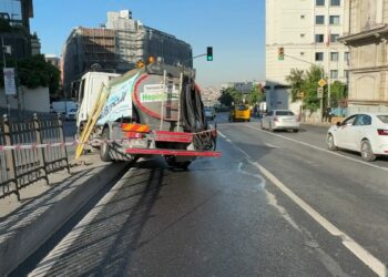Beyoğlu'nda belediye aracı refüje çarptı