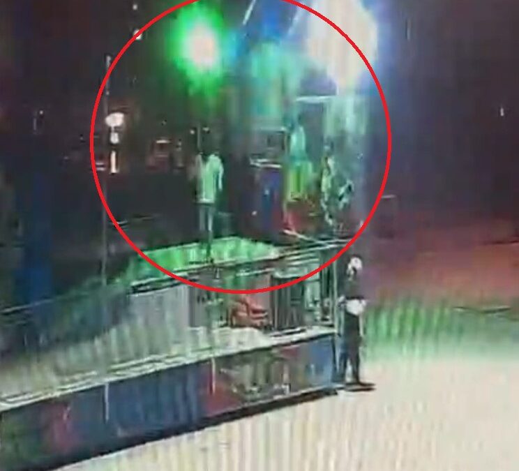 Lunaparkta 'ranger'ın operatöre çarptığı kaza kamerada