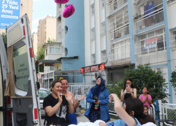 Ecrin, mucize kurtuluşun yaşandığı bina önünde pasta kesilip, balonlarla karşılandı