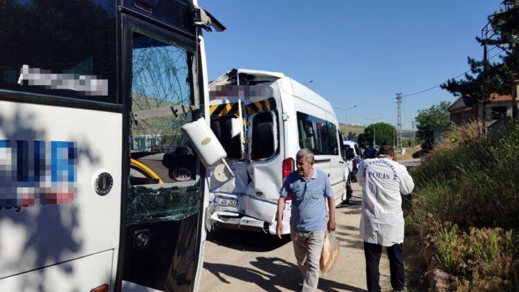 Kırşehir'de işçi servis midibüsü, minibüse çarptı: 1'i ağır 17 yaralı