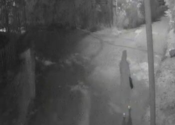 Çatalca'da maskeli kadının marketi kundaklayıp kaçtığı anlar kamerada