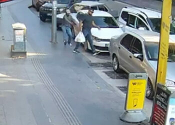 Pastaneden çıkarken silahlı saldırıya uğradı; olay kamerada