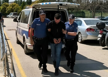 Uzman çavuş, tatil için geldiği kentte tartıştığı 2 kişiyi vurdu