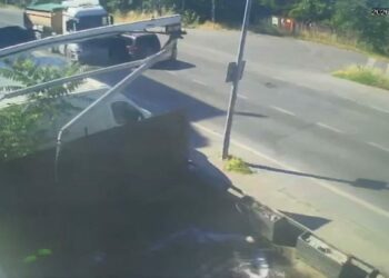 Küçükçekmece'de hafriyat kamyonuyla hafif ticari aracın kafa kafa çarpıştığı kaza kamerada