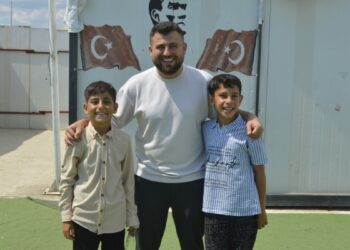 Konteyner kentte eğitim gören depremzede öğrencilerinin İstanbul hayalini gerçekleştirdi