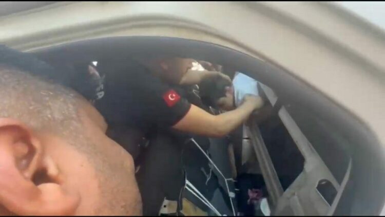 Otomobille sokak sokak aradıkları 5 yaşındaki çocukları, aracın bagajında kilitli kalmış