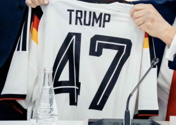 Merz'den Trump'a 80'inci yaş günü hediyesi: Alman milli takım forması takdim etti