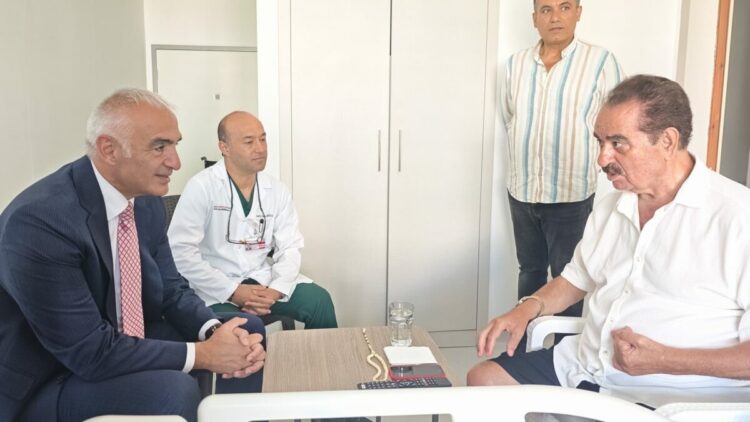 Bakan Ersoy'dan hastanede tedavi gören İbrahim Tatlıses'e ziyaret