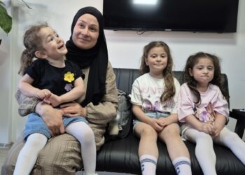13 yıl önce ameliyat olup görmeye başlayan Eda Nur, 3 çocuğunun da sağlığına kavuşmasını istiyor