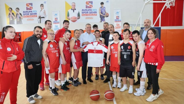 Sultangazi Belediye Başkanı Dursun Down Sendromlular Basketbol Milli Takımı ile bir araya geldi