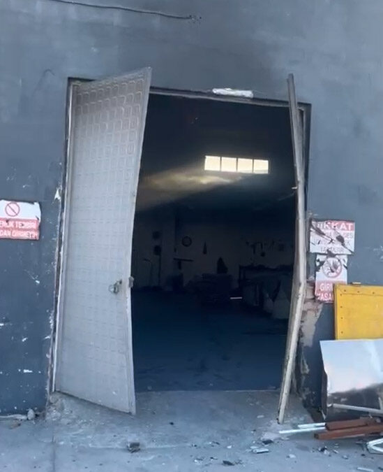 Metal fabrikasında eritme kazanı patladı; 1 işçi ağır yaralı