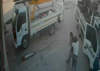 Sanayi sitesindeki tekmeli, yumruklu kavga güvenlik kamerasında