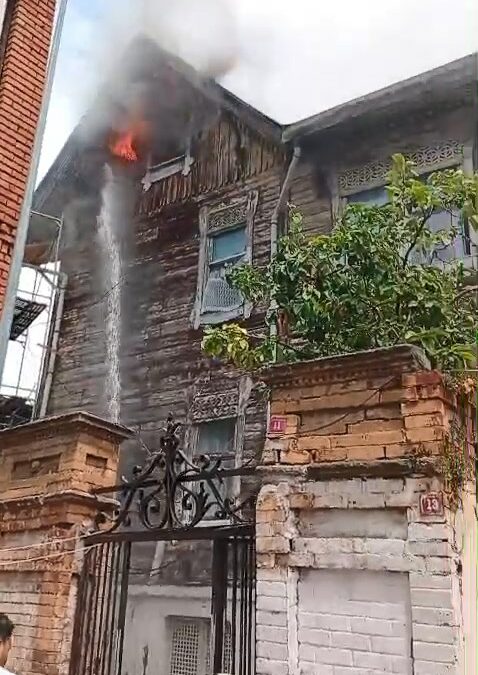 Fatih'te 2 katlı ahşap binanın çatısında çıkan yangın söndürüldü