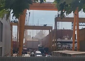 Tuzla'da tersanede gemide yangın-1