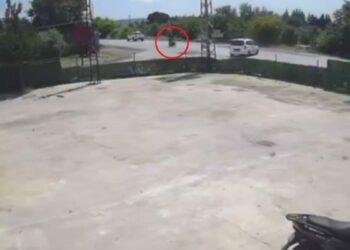 Hafif ticari araç ile motosiklet çarpıştı; 2 yaralı, kaza kamerada