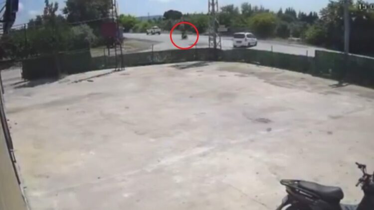Hafif ticari araç ile motosiklet çarpıştı; 2 yaralı, kaza kamerada