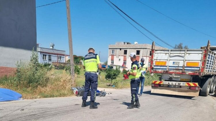 Kamyonla çarpışan motosikletin sürücüsü öldü; kaza kamerada