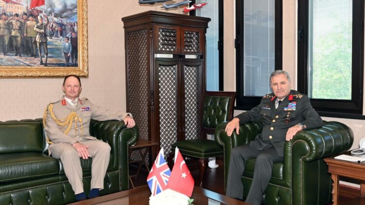 Orgeneral Tokel, İngiliz mevkidaşı Orgeneral Walker'ı kabul etti