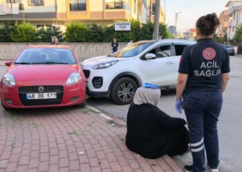 Cipin çarpıp, sürüklediği otomobil kaldırıma çıkarak durdu; 4 yaralı