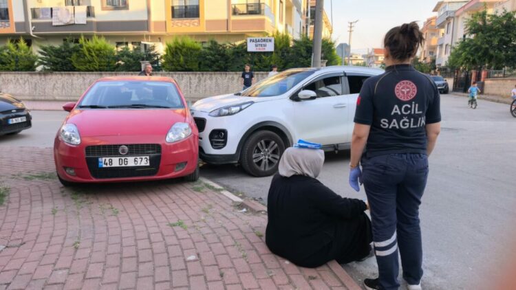 Cipin çarpıp, sürüklediği otomobil kaldırıma çıkarak durdu; 4 yaralı
