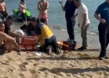 Denize giren 2 kardeşten biri boğuldu