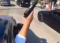 Düğün konvoyunda tabancayla havaya ateş açtı; o anlar kamerada