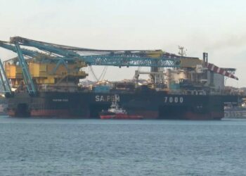 Dev vinç gemisi İstanbul Boğazı'ndan geçiyor
