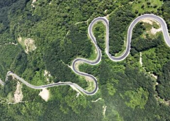 Domaniç Dağları'na uzanan 'kıvrımlı yollar'ın eşsiz manzarası dronla görüntülendi