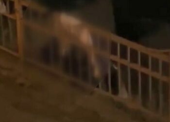 Kağıthane’de demir korkuluklara kabloyla asılı erkek cesedi bulundu