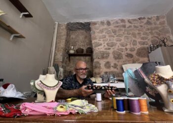Emekli zabıt katibi, iğne oyasını dünyaya tanıtıyor