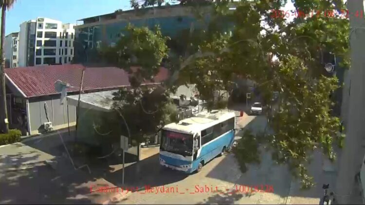 Çınar ağacı halk otobüsünün üzerine devrildi; o anlar kamerada