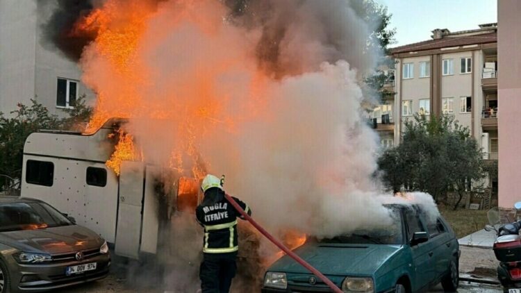 Karavandaki yangın, otomobile de sıçradı