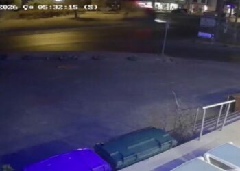 Otomobil, kavşakta takla attı; 2'si ağır 3 yaralı