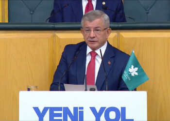 Davutoğlu: Türkiye'de ahlakını ve aklını kaybeden siyaset ortamı var