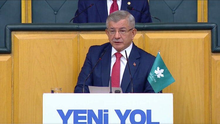 Davutoğlu: Türkiye'de ahlakını ve aklını kaybeden siyaset ortamı var
